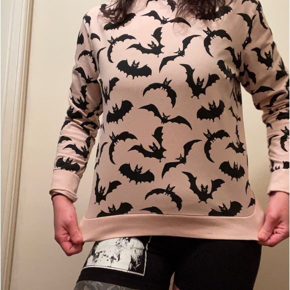 Light Pastel Pink Bat Sweater H&M Divided - Picture 2 of 5